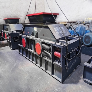 2PG1200x800彈簧式對輥破碎制砂機(jī)發(fā)貨圖片