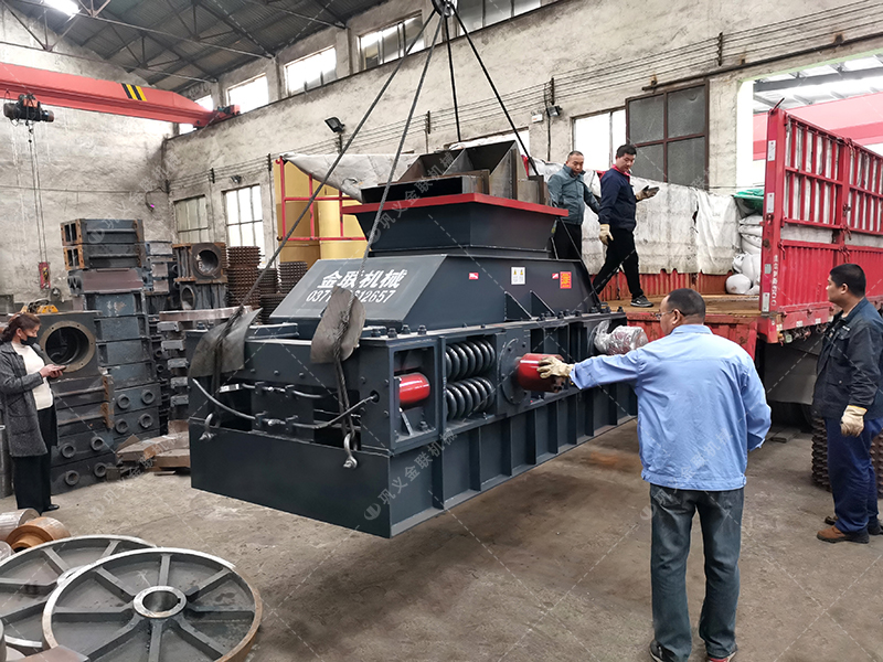 2PG1000x700中型半自動液壓對輥制砂機發貨