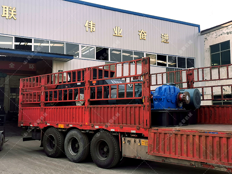 大型鵝卵石破碎機(jī)設(shè)備發(fā)貨 兩臺(tái)破碎機(jī)發(fā)往新疆