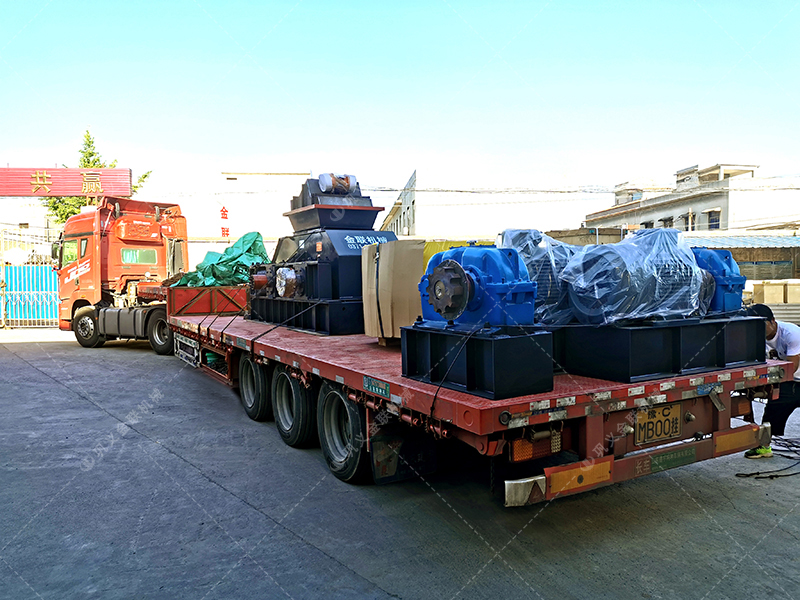 時產(chǎn)100多噸大型對輥破碎機(jī)發(fā)往湖北河卵石制砂