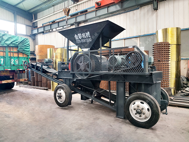 2PG小型移動對輥破碎機(jī)發(fā)貨現(xiàn)場圖片_發(fā)往江西撫州