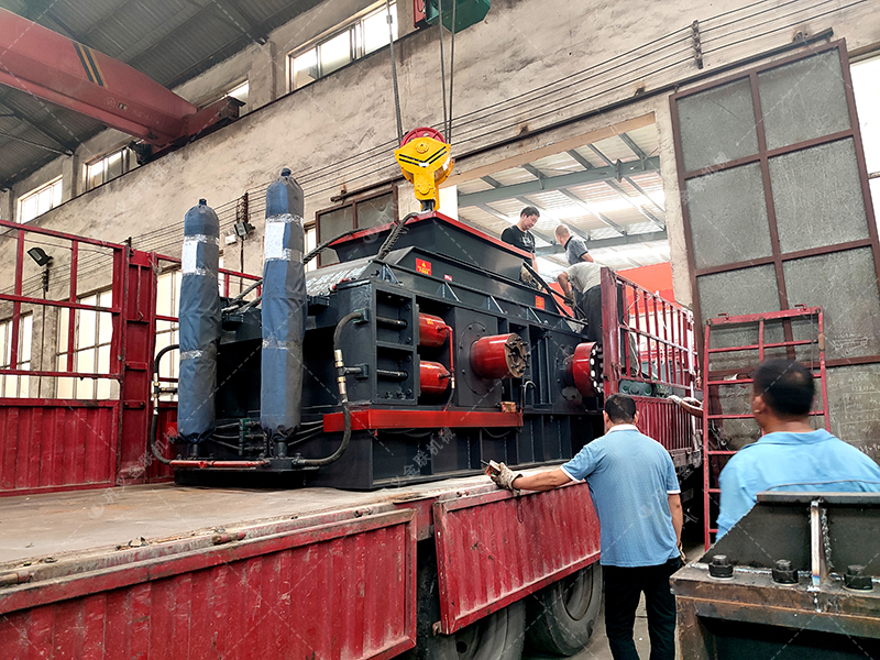 石子制砂用什么設備好？液壓對輥破碎機的優勢解析